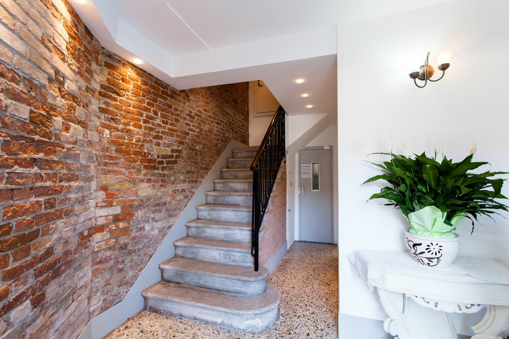 Prince Apartments Венеция Екстериор снимка